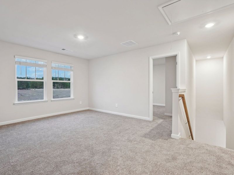 Spacious, unfurnished interior of a new home in Ivey Township, Dallas (Image 14).