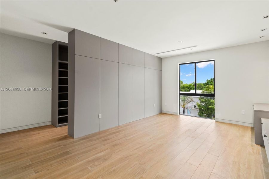 Spacious, unfurnished interior of a new home in , Miami (Image 21).