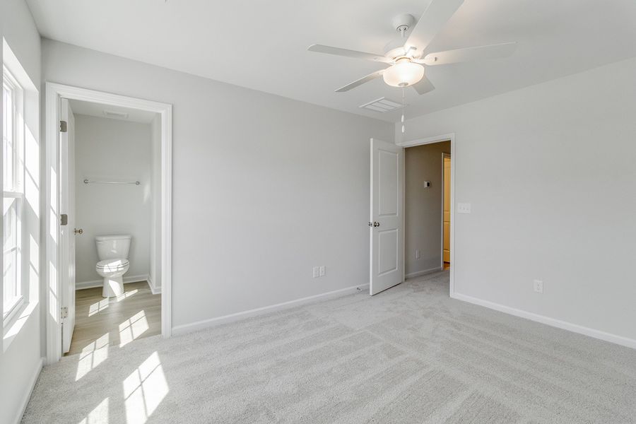 Spacious, unfurnished interior of a new home in Astoria, Columbia (Image 25).