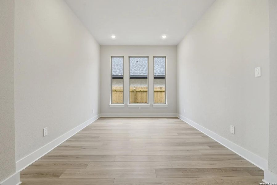 Spacious, unfurnished interior of a new home in Haby Hill 60s, San Antonio (Image 37).