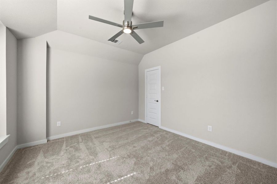 Spacious, unfurnished interior of a new home in Barton Creek Ranch, Conroe (Image 31).