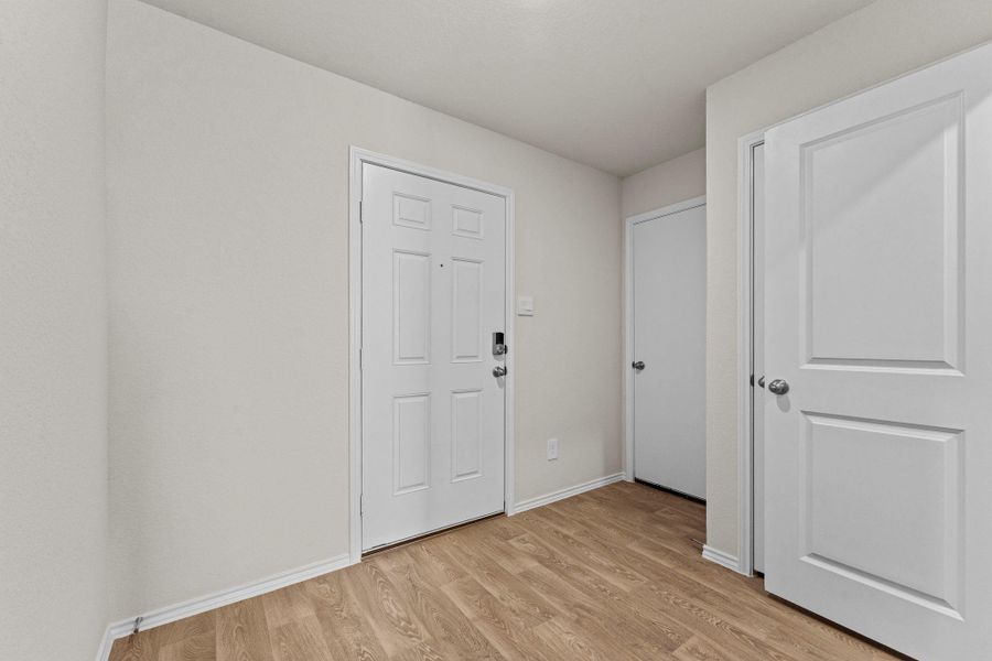 Spacious, unfurnished interior of a new home in Ladera, Luling (Image 10).