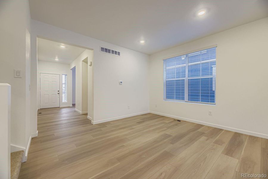 Spacious, unfurnished interior of a new home in Ken-Caryl Ranch, Littleton (Image 8).
