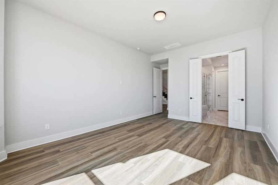 Spacious, unfurnished interior of a new home in Wildridge, Oak Point (Image 24).