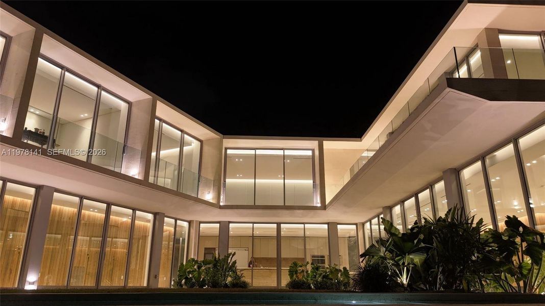 Condo located in Miami, FL showcasing its design and architecture (Image 3).