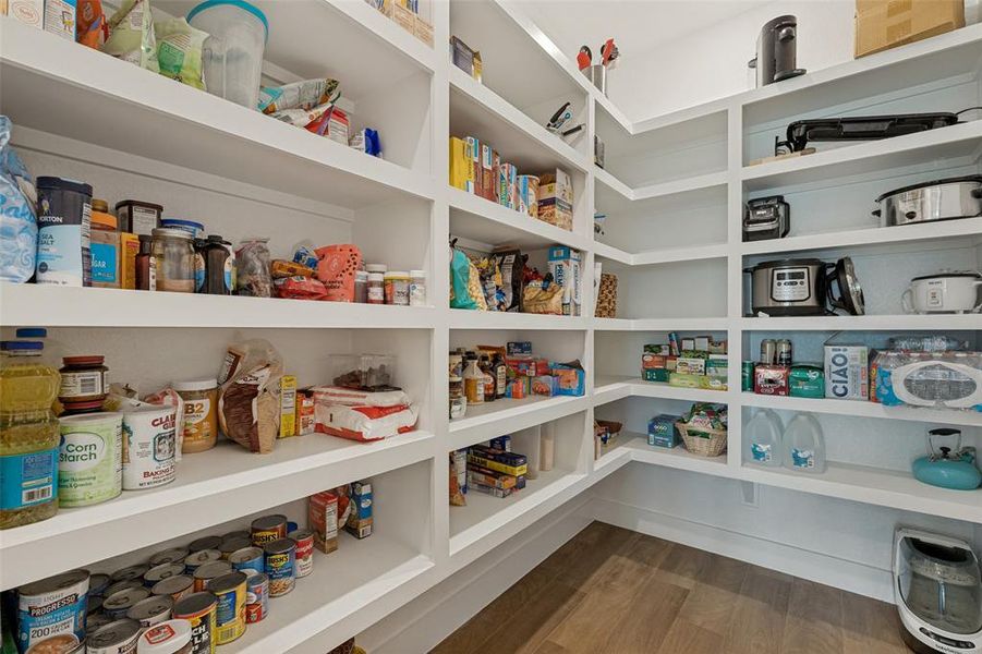 Huge walk-in pantry! Huge walk-in pantry!