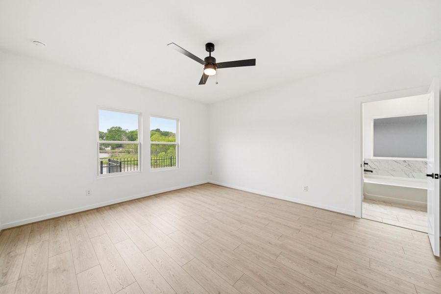 Spacious, unfurnished interior of a new home in Lake Conroe Cove, Willis (Image 12).