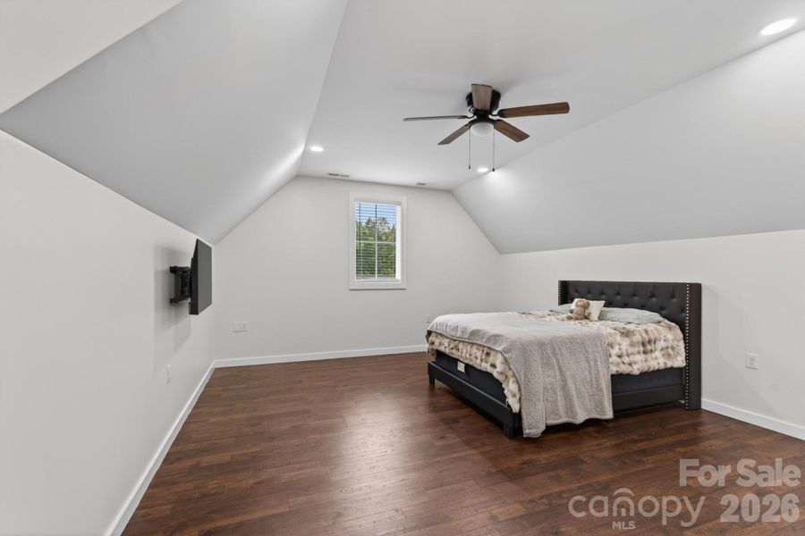 Upstairs Bedroom/Bonus