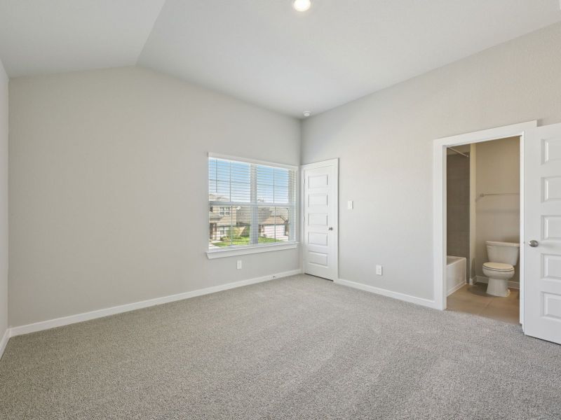 Spacious, unfurnished interior of a new home in Kingdom Heights, Rosenberg (Image 19).