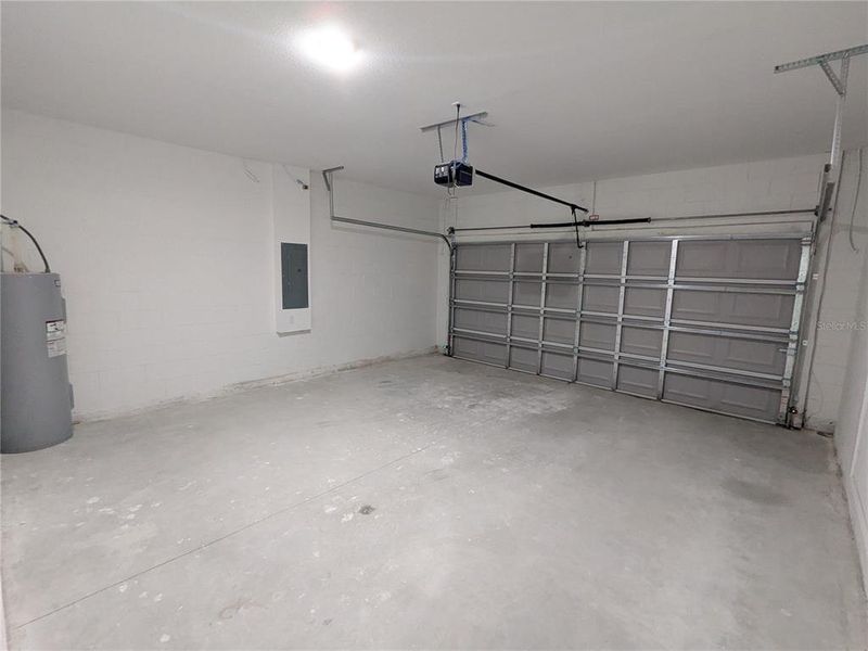 Spacious, unfurnished interior of a new home in , Ocala (Image 8).