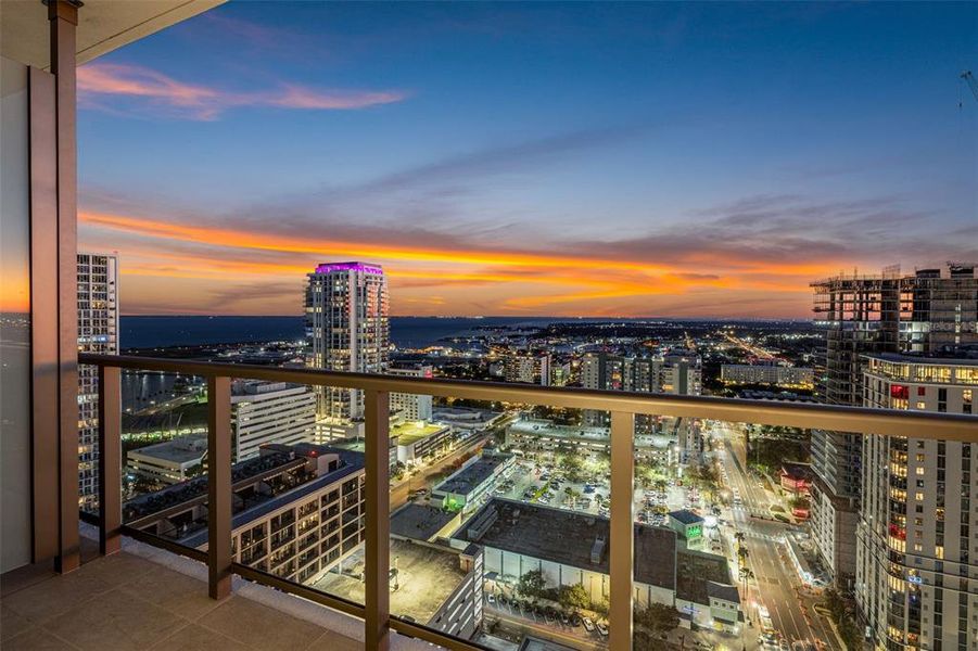 Condo located in St. Petersburg, FL showcasing its design and architecture (Image 25).