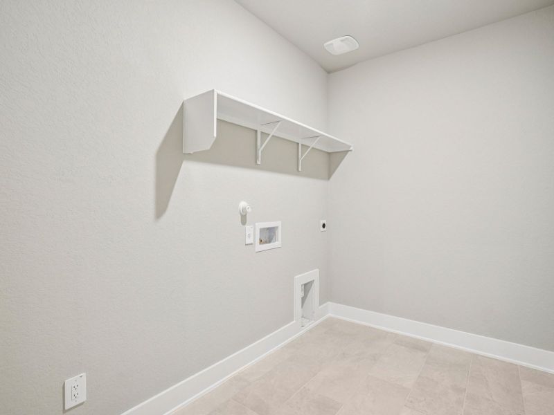 Spacious, unfurnished interior of a new home in Lark Canyon, New Braunfels (Image 17).