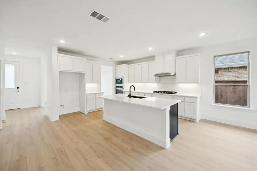 Furnished interior view inside a new home in Dove Hollow, Waxahachie (Image 9).