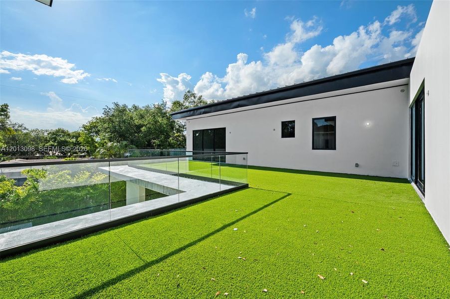 Exterior details and patio area of a home in , Miami (Image 20).