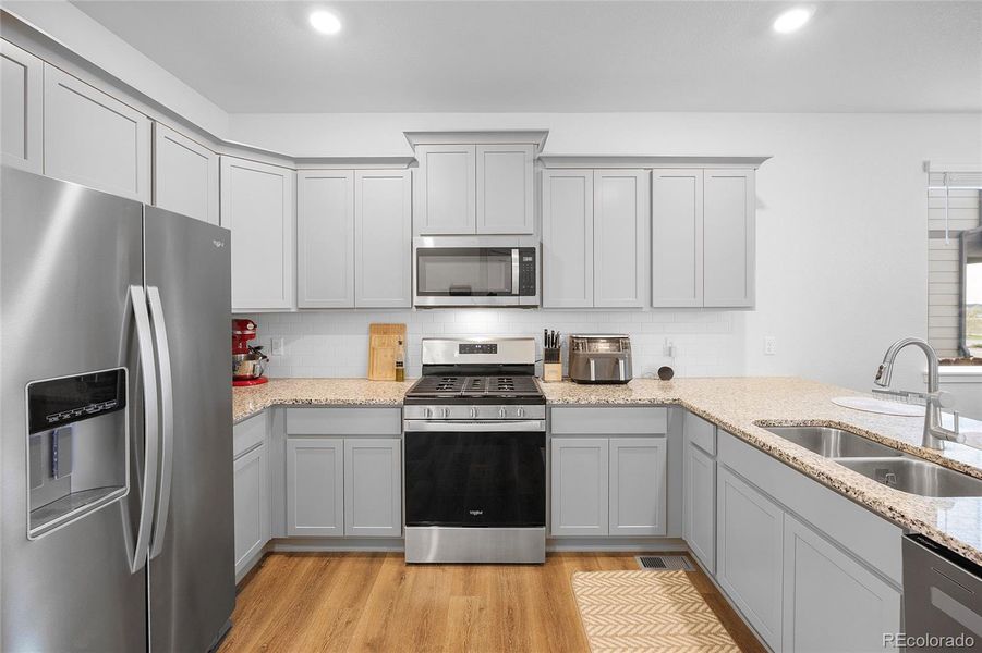 Stainless steel appliances, gas stovetop and granite counters