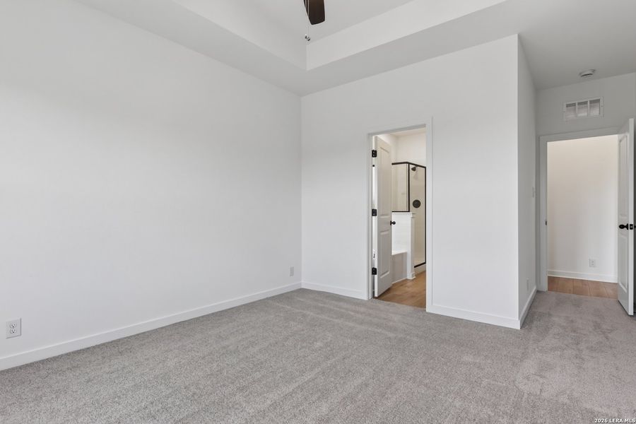 Spacious, unfurnished interior of a new home in Nopal Valley, San Antonio (Image 14).
