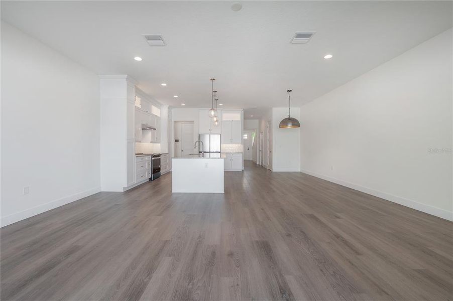 Spacious, unfurnished interior of a new home in , Tampa (Image 38).