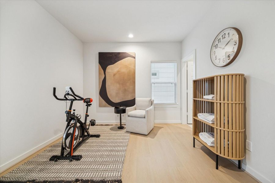 Flexible bedroom ideal for a home gym, office, or lounge area. Neutral tones and natural light enhance the clean, modern feel while offering versatility for daily living. Flexible bedroom ideal for a home gym, office, or lounge area. Neutral tones and natural light enhance the clean, modern feel while offering versatility for daily living.