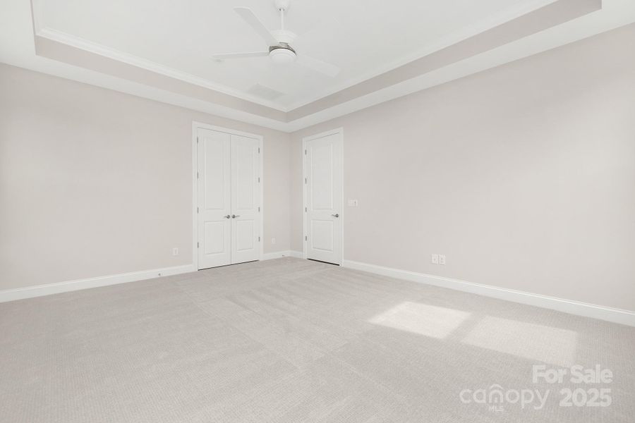 Spacious, unfurnished interior of a new home in Handsmill on Lake Wylie, York (Image 25).