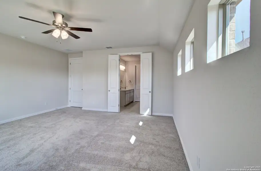Spacious, unfurnished interior of a new home in Sunflower Ridge, New Braunfels (Image 24).