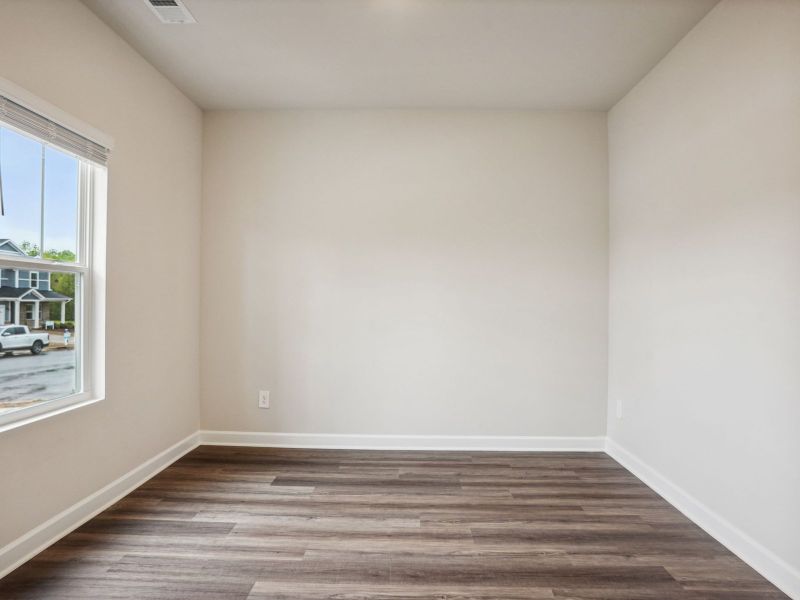 Spacious, unfurnished interior of a new home in Buffalo Ridge, Newton (Image 12).