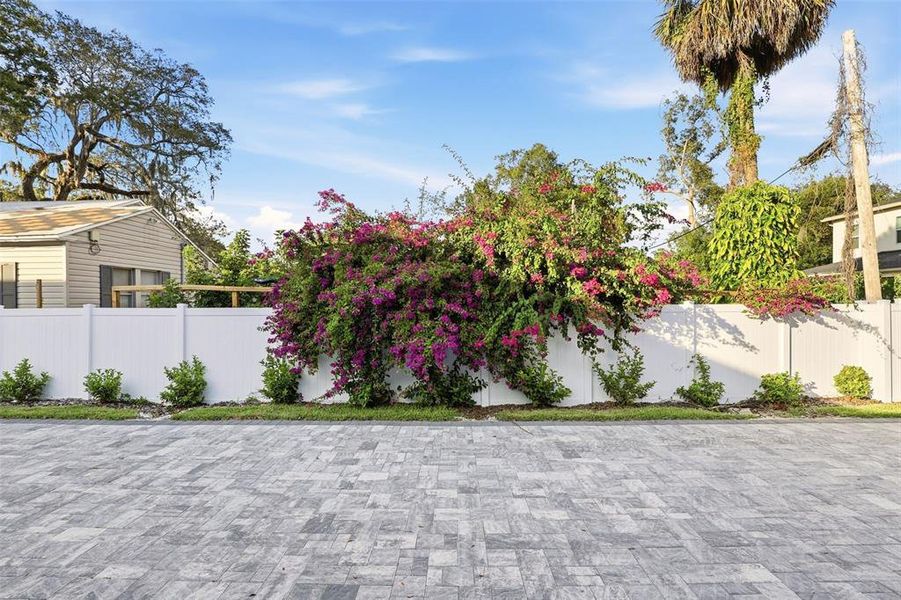 Exterior details and patio area of a home in , Orlando (Image 25).