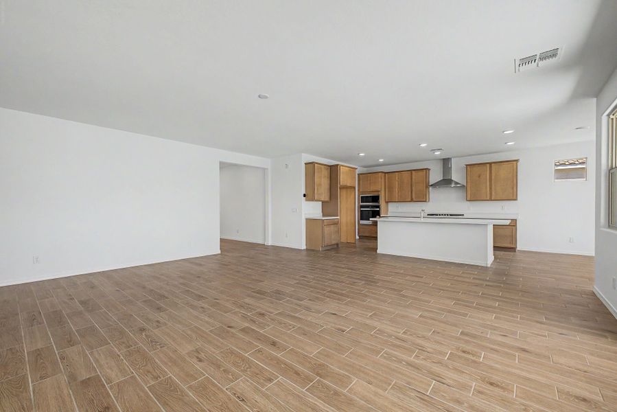 Spacious, unfurnished interior of a new home in Las Ventanas, Goodyear (Image 8).