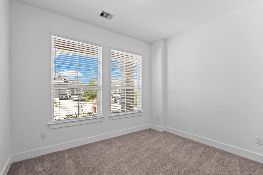 Spacious, unfurnished interior of a new home in Meridiana, Iowa Colony (Image 16).