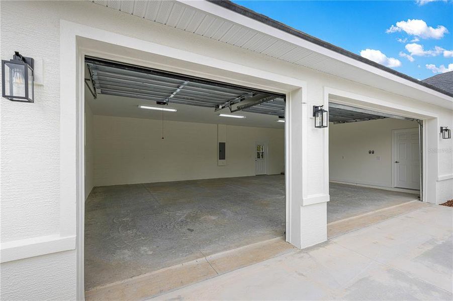 Exterior details and patio area of a home in , Dunnellon (Image 30).