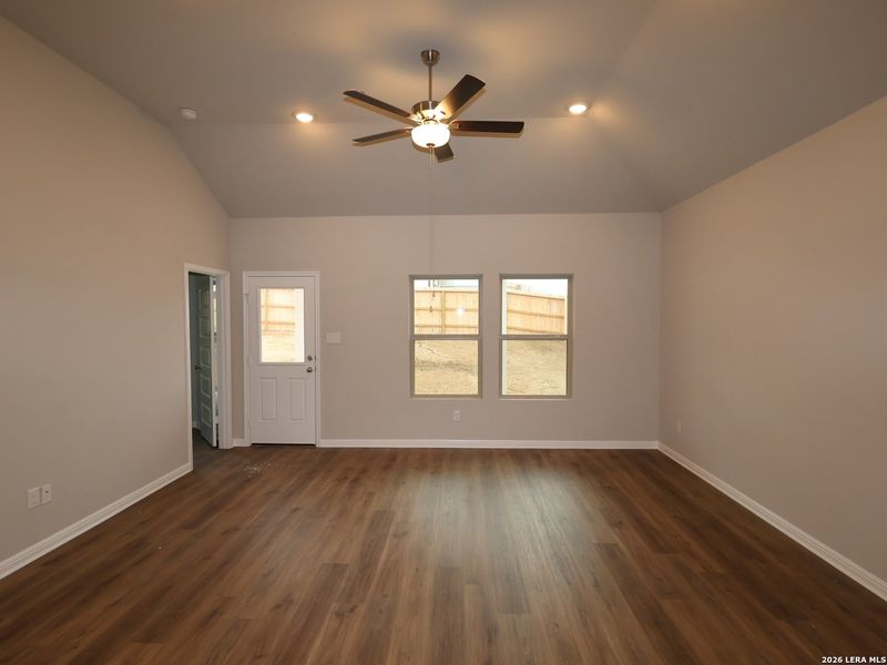 Spacious, unfurnished interior of a new home in Mesquite Ridge, San Antonio (Image 25).