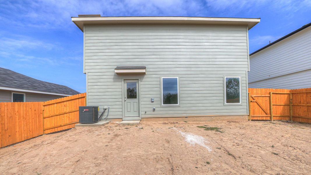Exterior details and patio area of a home in Ladera, Luling (Image 3).
