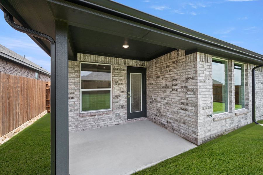 Exterior details and patio area of a home in Summer Crest, Fort Worth (Image 3).