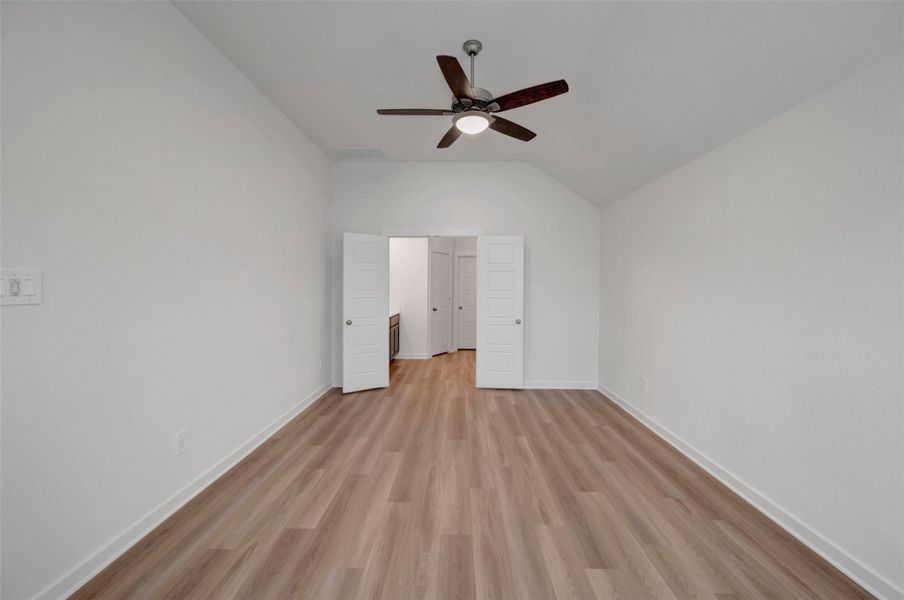 Spacious, unfurnished interior of a new home in Lone Star Landing, Montgomery (Image 26).