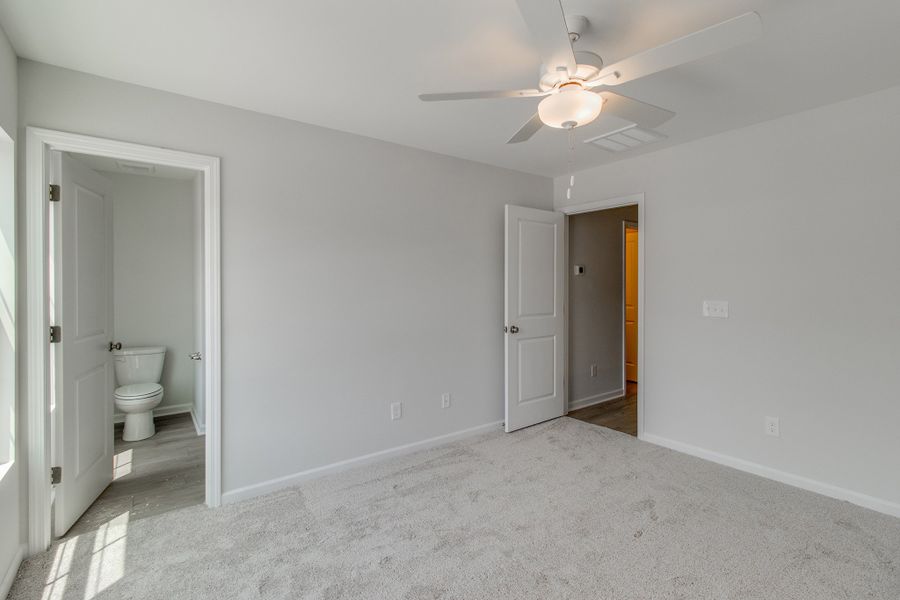 Spacious, unfurnished interior of a new home in Astoria, Columbia (Image 20).
