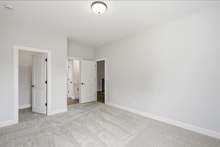 Spacious, unfurnished interior of a new home in Rone Creek, Waxhaw (Image 25).