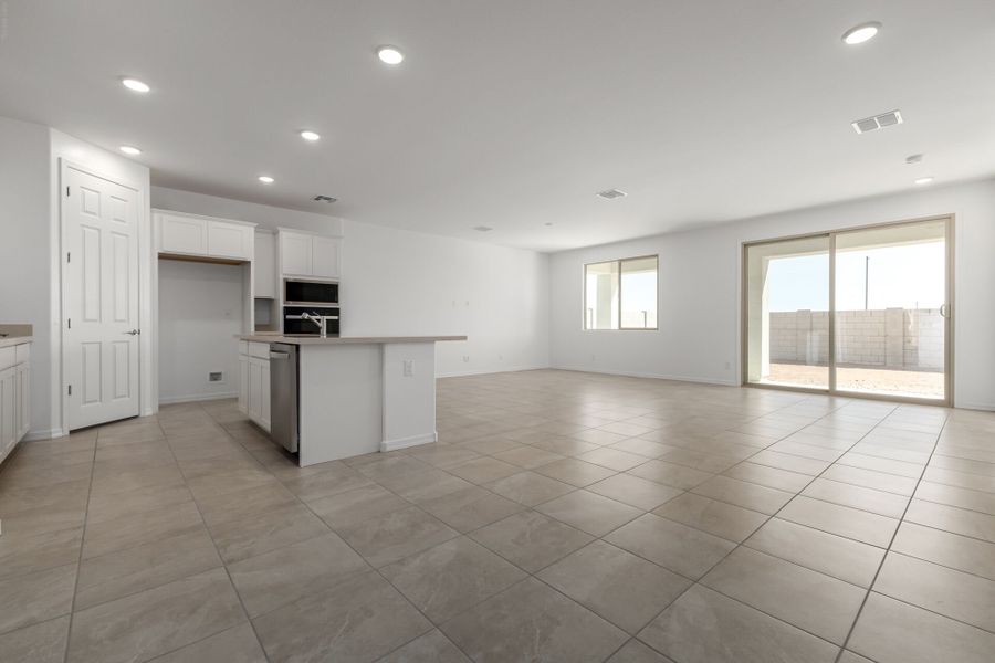 Spacious, unfurnished interior of a new home in Tierra Vistoso, Surprise (Image 6).
