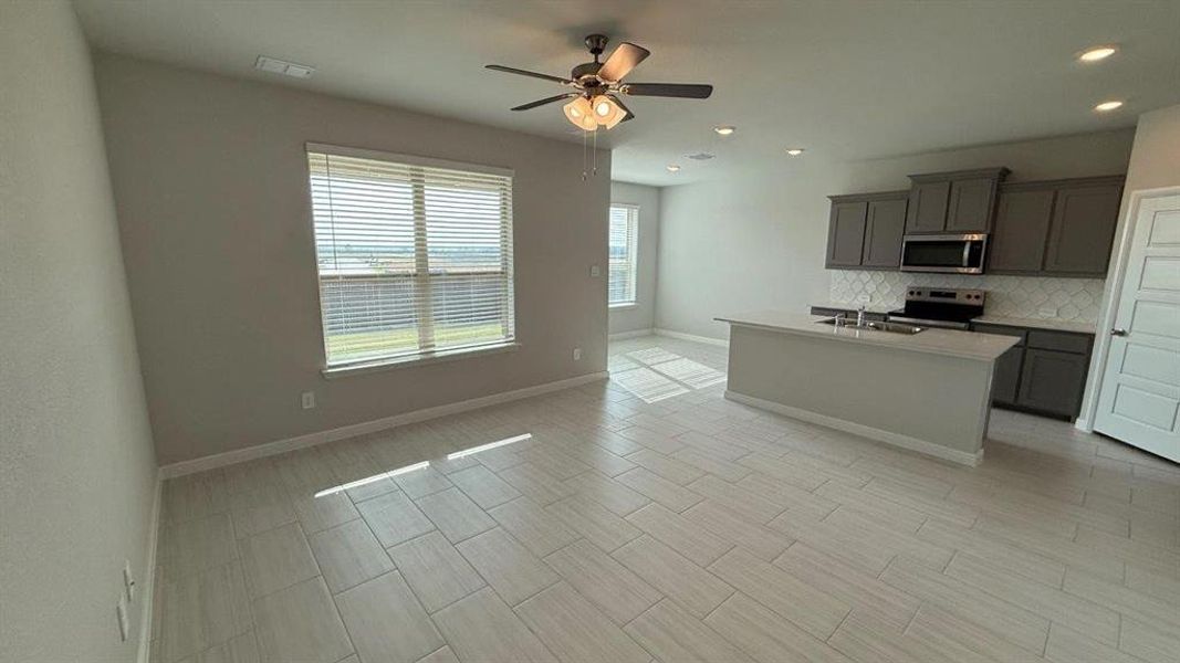 Spacious, unfurnished interior of a new home in Saratoga, Granbury (Image 19). Spacious, unfurnished interior of a new home in Saratoga, Granbury (Image 19).