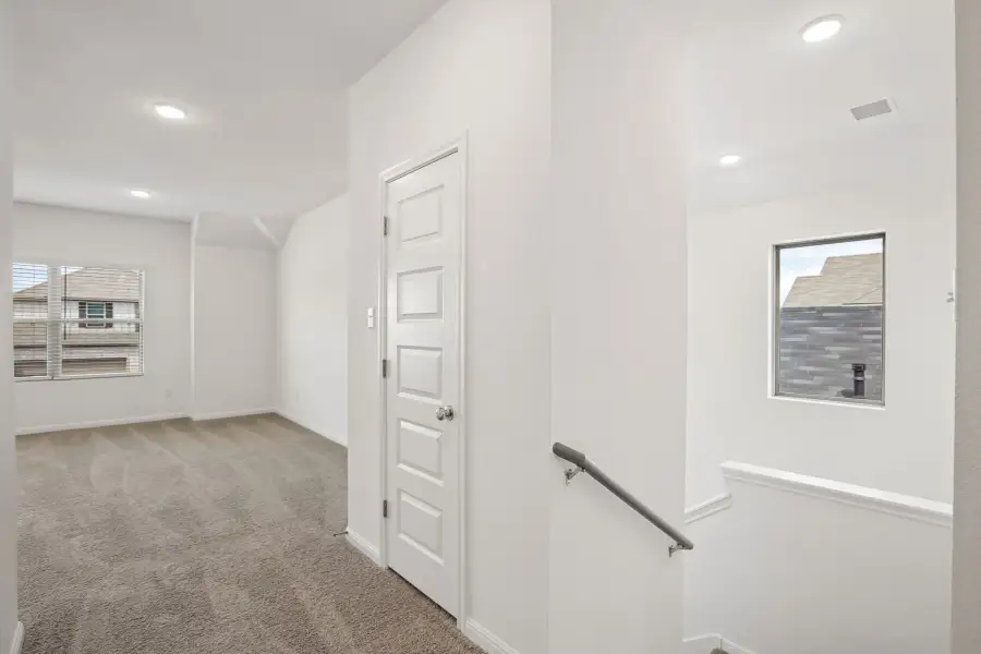 Spacious, unfurnished interior of a new home in Trinity Ranch, Elgin (Image 29).