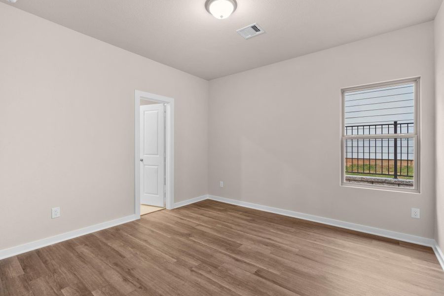 Spacious, unfurnished interior of a new home in Westridge Cove 40', Panorama Village (Image 17).