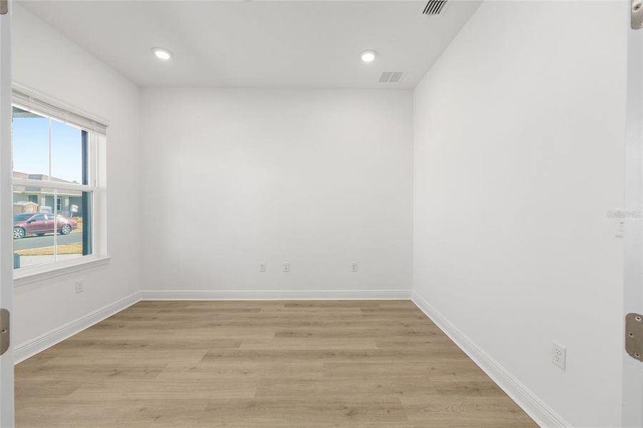 Spacious, unfurnished interior of a new home in , Ocala (Image 14).