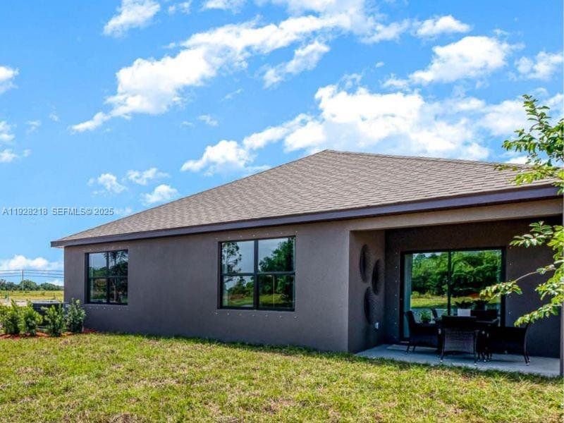 Exterior details and patio area of a home in , Fort Pierce (Image 2). Exterior details and patio area of a home in , Fort Pierce (Image 2).