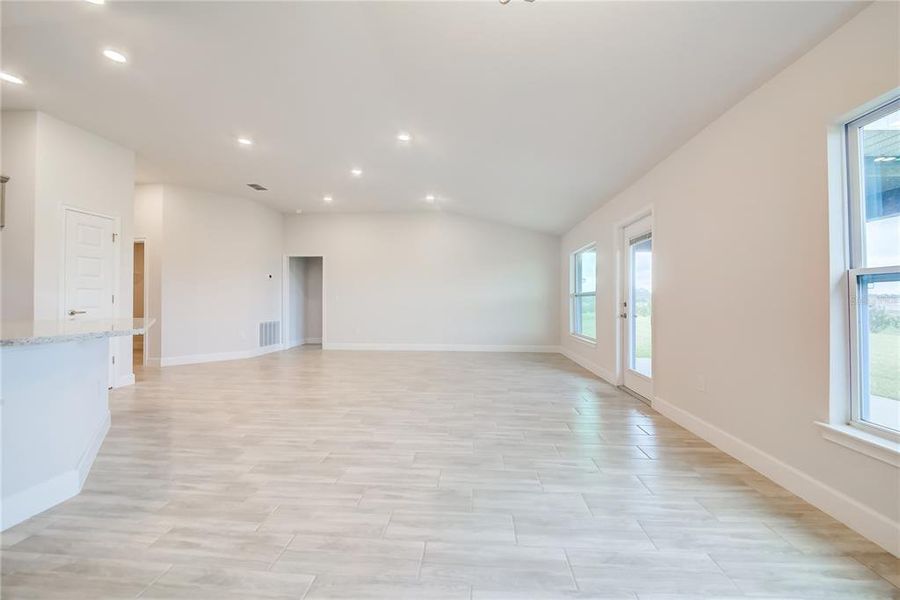 Spacious, unfurnished interior of a new home in Aviary at Rutland Ranch, Parrish (Image 18).