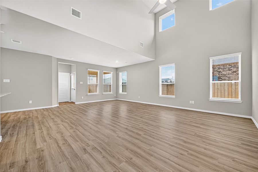 Spacious, unfurnished interior of a new home in Sunterra, Katy (Image 15).