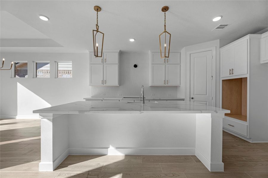 Representative image. Features, selections and colors may vary. Representative image. Features, selections and colors may vary.