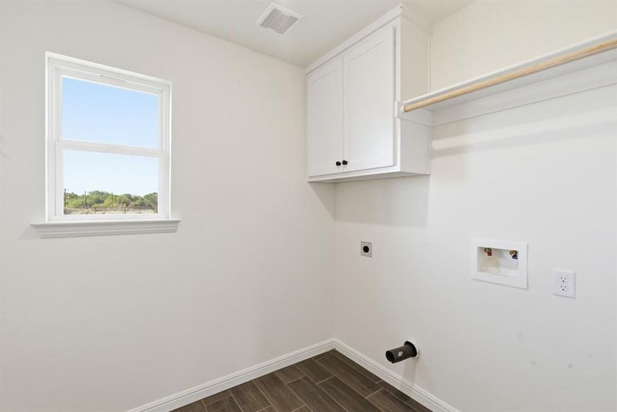 Spacious, unfurnished interior of a new home in , Lipan (Image 12).