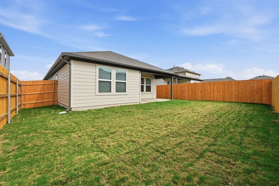 Exterior details and patio area of a home in Longview, Del Valle (Image 3).