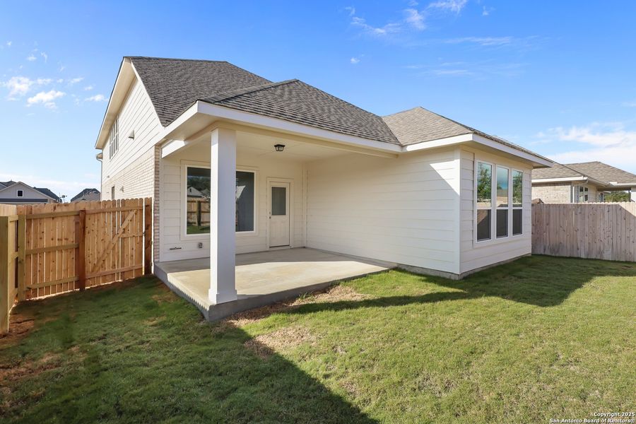 Exterior details and patio area of a home in Davis Ranch, San Antonio (Image 4).