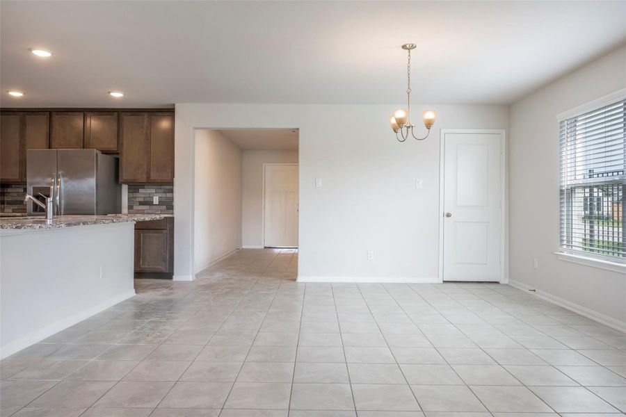 Spacious, unfurnished interior of a new home in Sunterra, Katy (Image 29).
