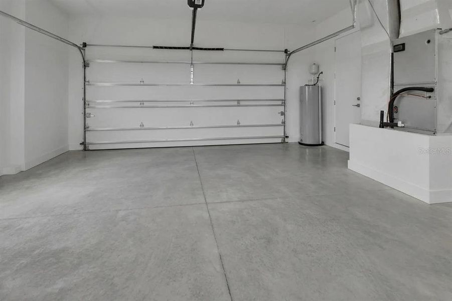 Spacious, unfurnished interior of a new home in , Deland (Image 16).