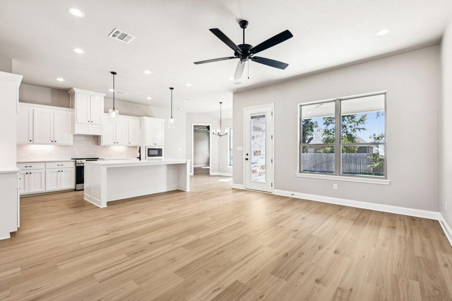 Spacious, unfurnished interior of a new home in Drake's Landing, Salado (Image 14).